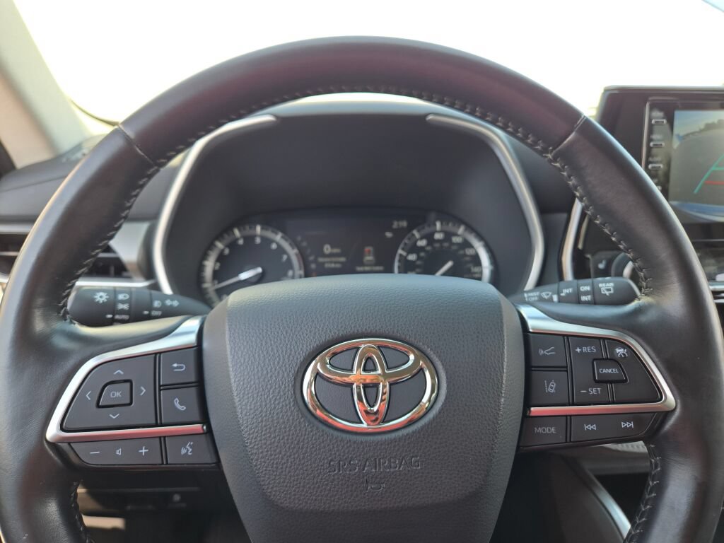 Used 2021 Toyota Highlander XLE AWD/4WD image 40
