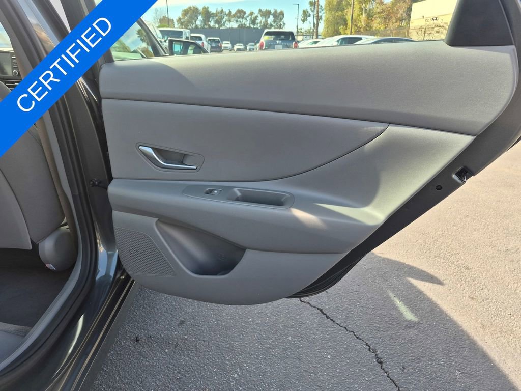 Used 2025 Hyundai Elantra SE image 29
