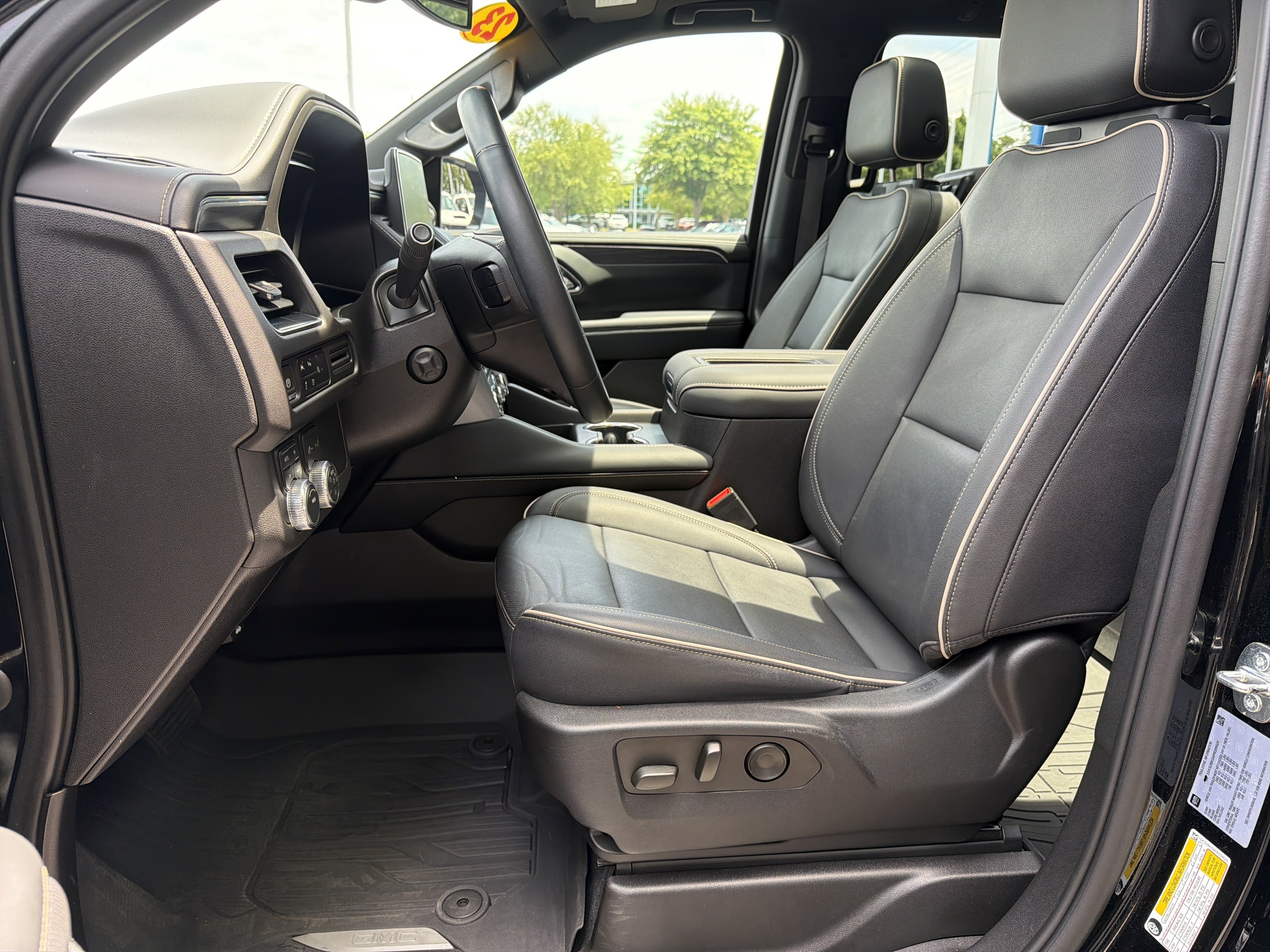 Used 2023 GMC Yukon SLT w/ SLT Luxury Package AWD/4WD image 16