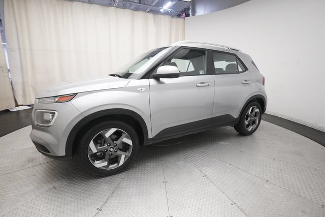 Used 2025 Hyundai Venue SEL FWD image 1