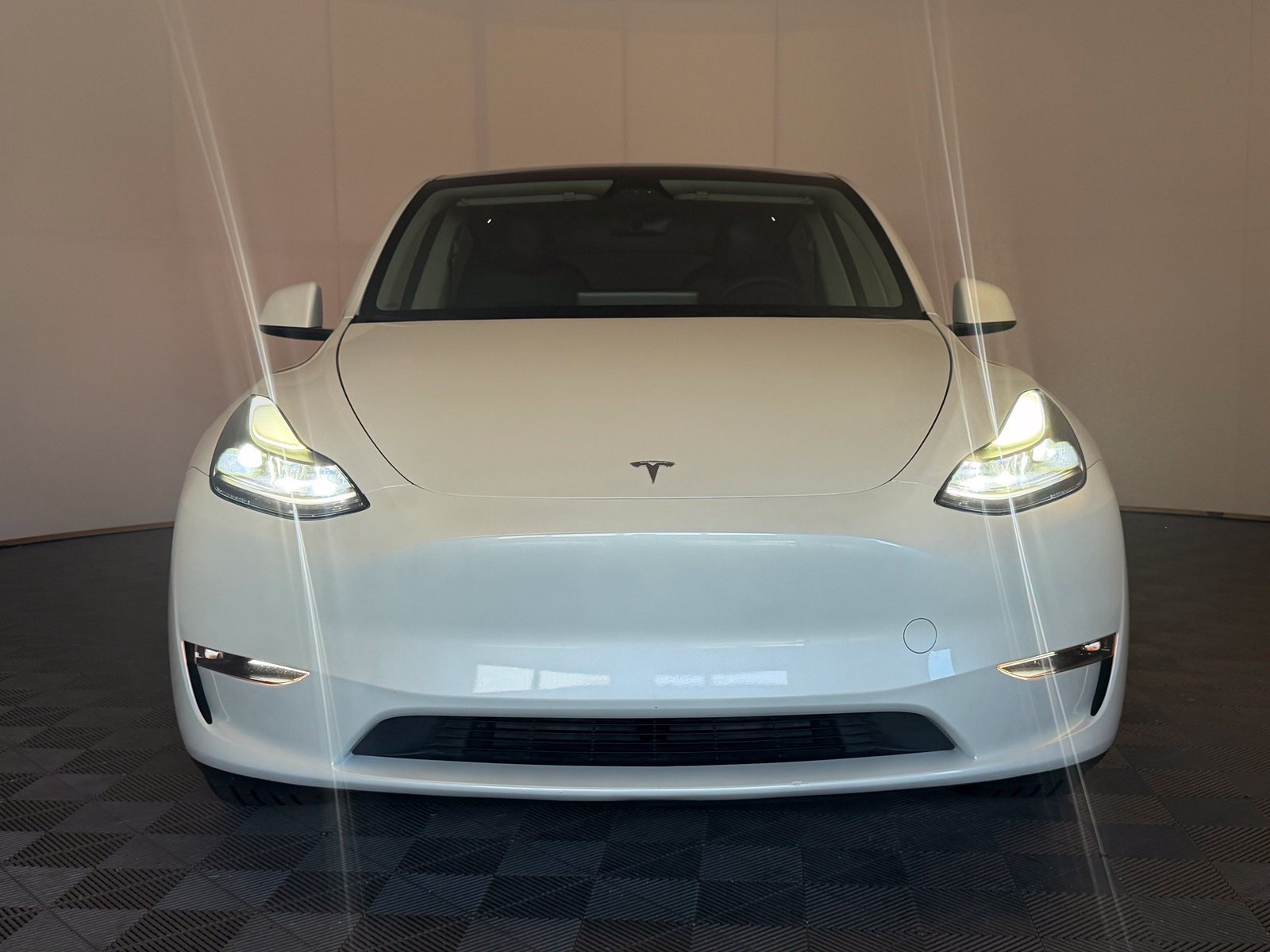 Used 2024 Tesla Model Y Long Range AWD/4WD image 3
