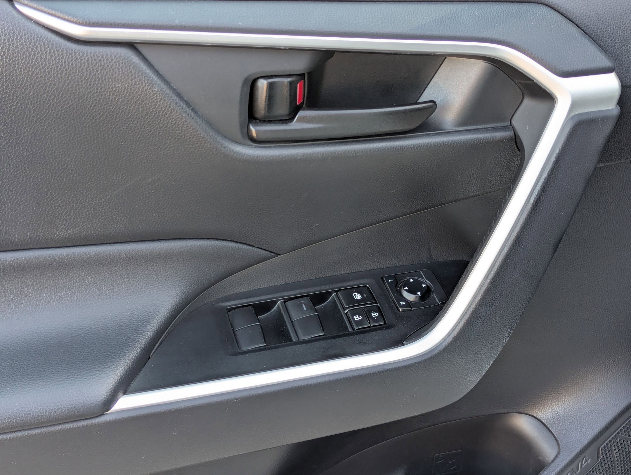 Used 2022 Toyota RAV4 LE image 12