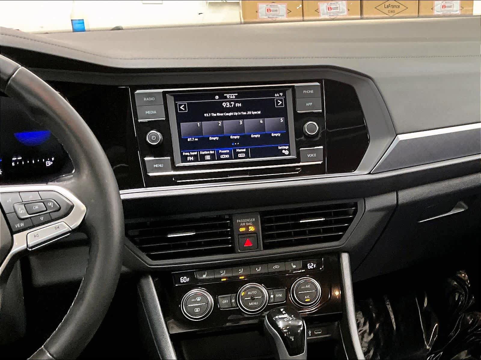Used 2024 Volkswagen Jetta SE image 8