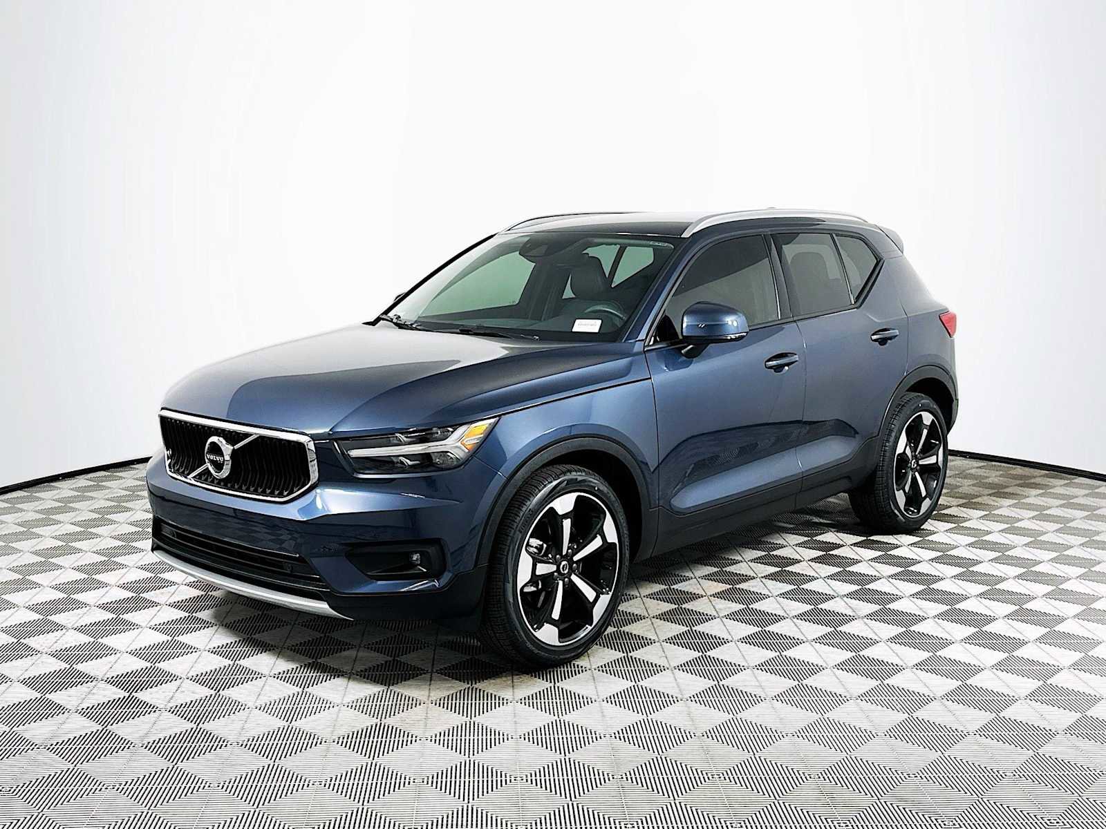 Used 2021 Volvo XC40 T5 Momentum w/ Premium Package image 3