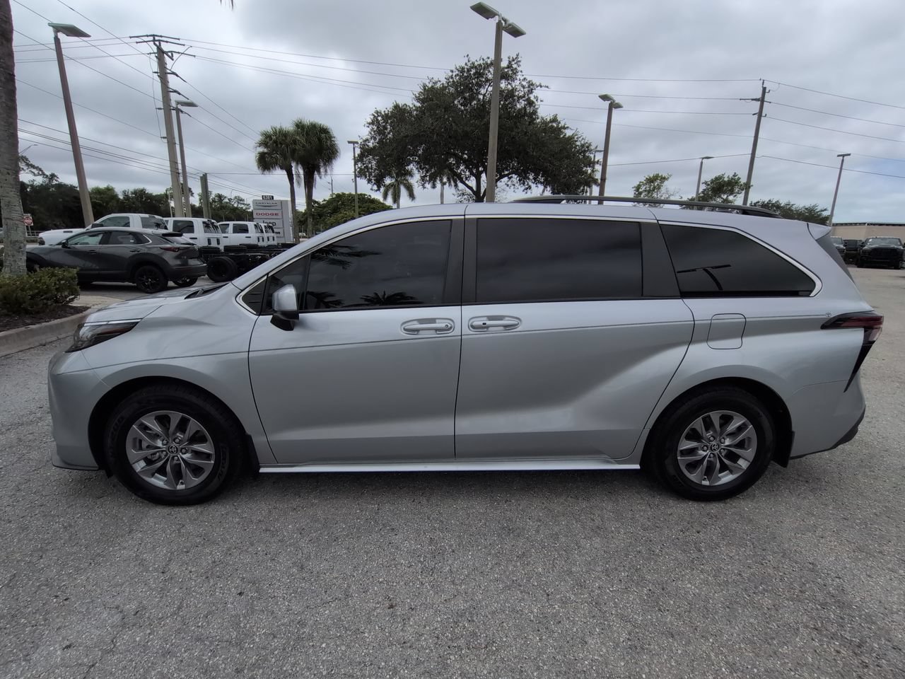 Used 2022 Toyota Sienna LE AWD/4WD image 8