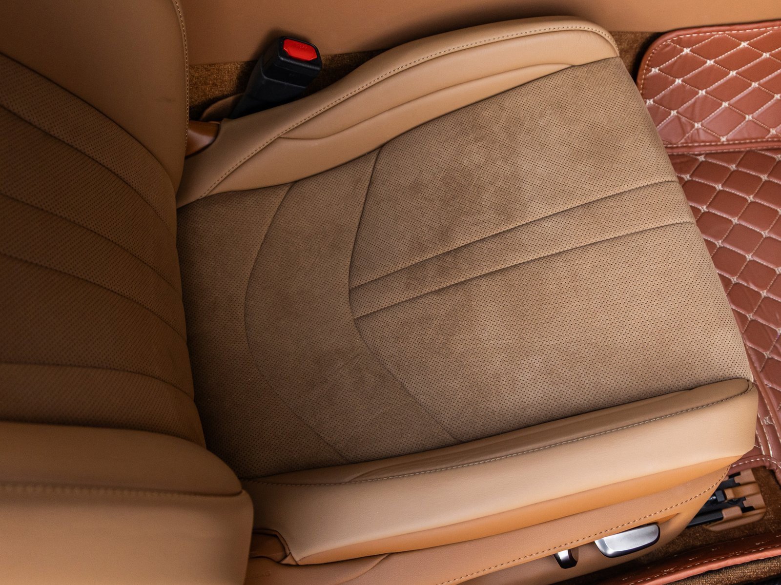 Used 2024 Lexus LC 500 Coupe w/ Performance Package image 39