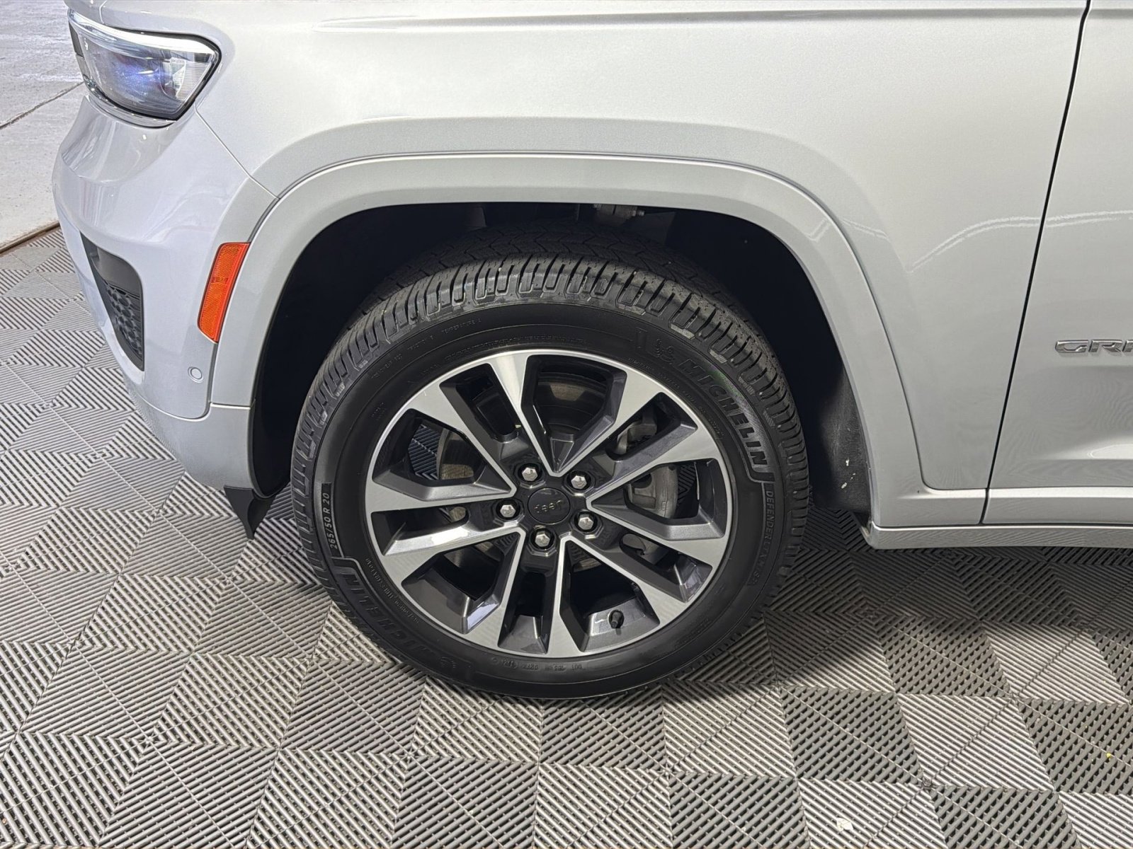 Used 2021 Jeep Grand Cherokee L Overland w/ Luxury Tech Group IV AWD/4WD image 12