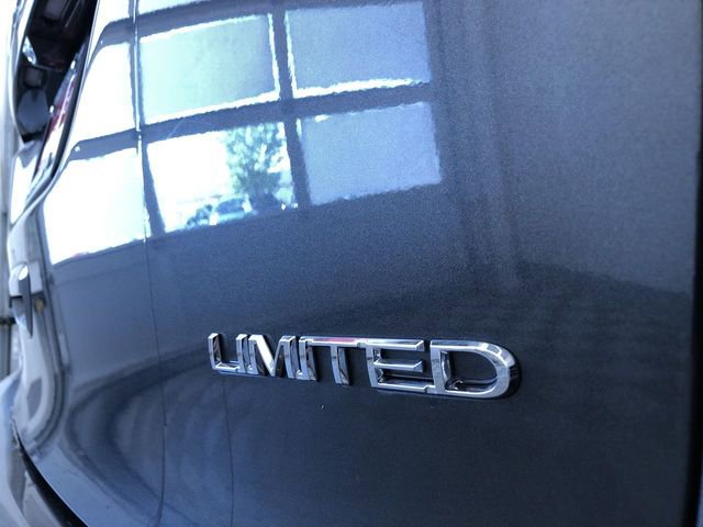 Used 2018 Chrysler Pacifica Limited w/ Tire & Wheel Group FWD image 16