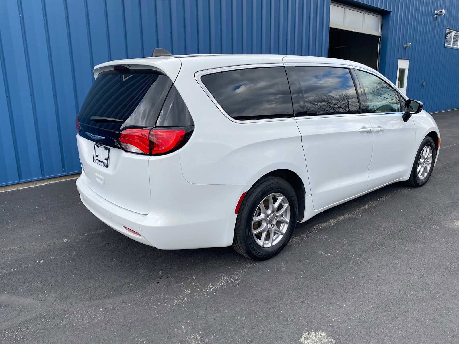 Used 2024 Chrysler Voyager LX image 4