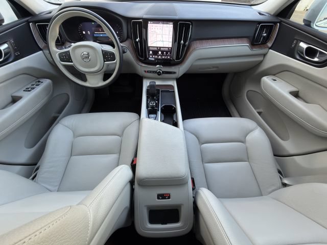 Used 2022 Volvo XC60 B5 Momentum w/ Advanced Package AWD/4WD image 12