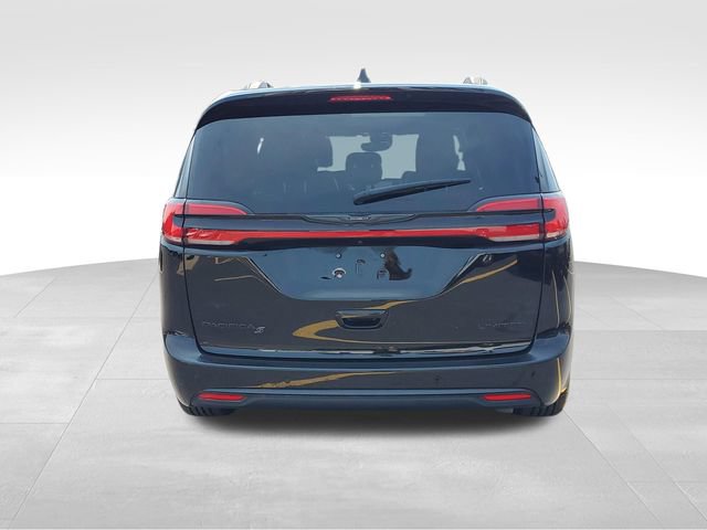 Used 2025 Chrysler Pacifica Limited FWD image 4