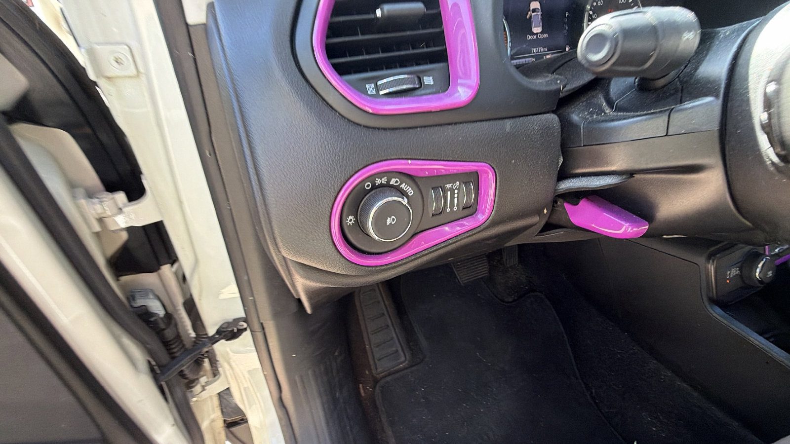 Used 2020 Jeep Renegade Latitude w/ UConnect 8.4 Nav Group AWD/4WD image 25