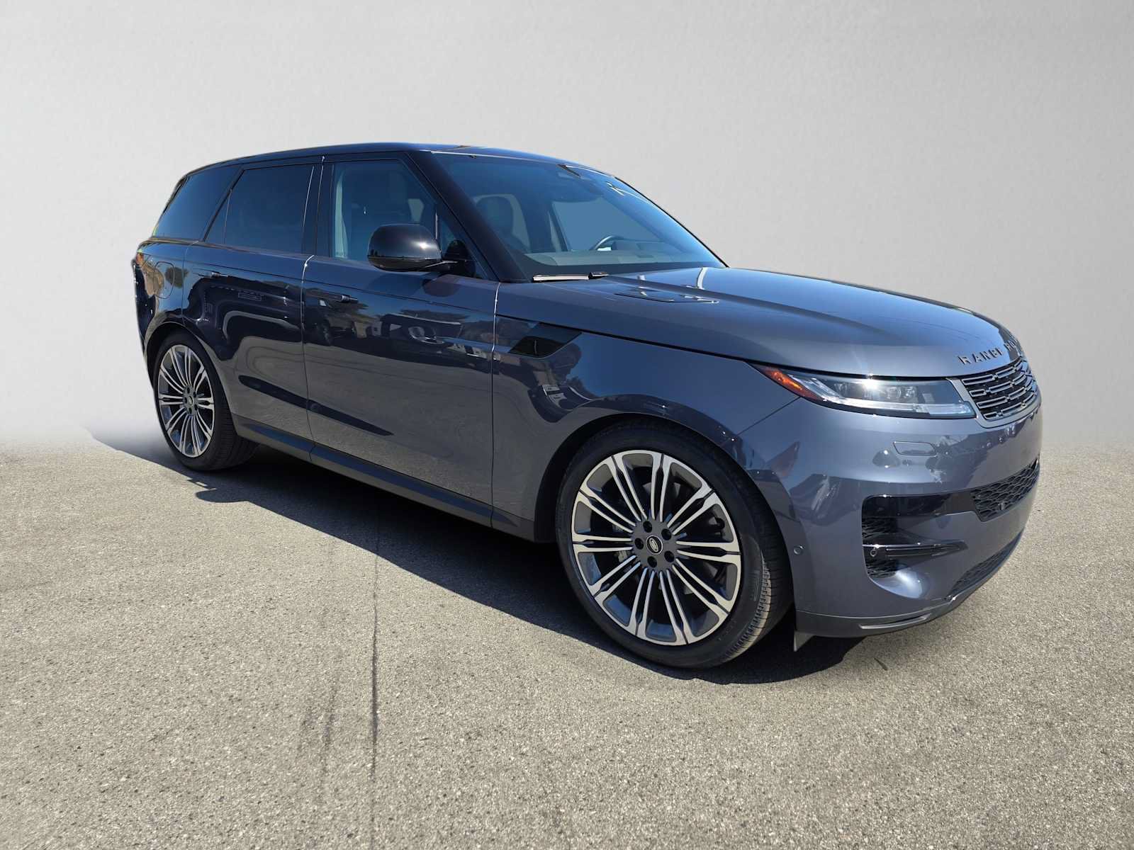 Used 2025 Land Rover Range Rover Sport SE AWD/4WD image 7