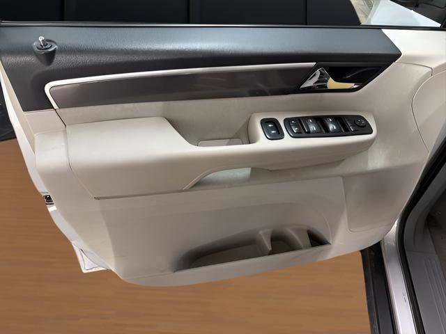 Used 2010 Volkswagen Routan S image 11