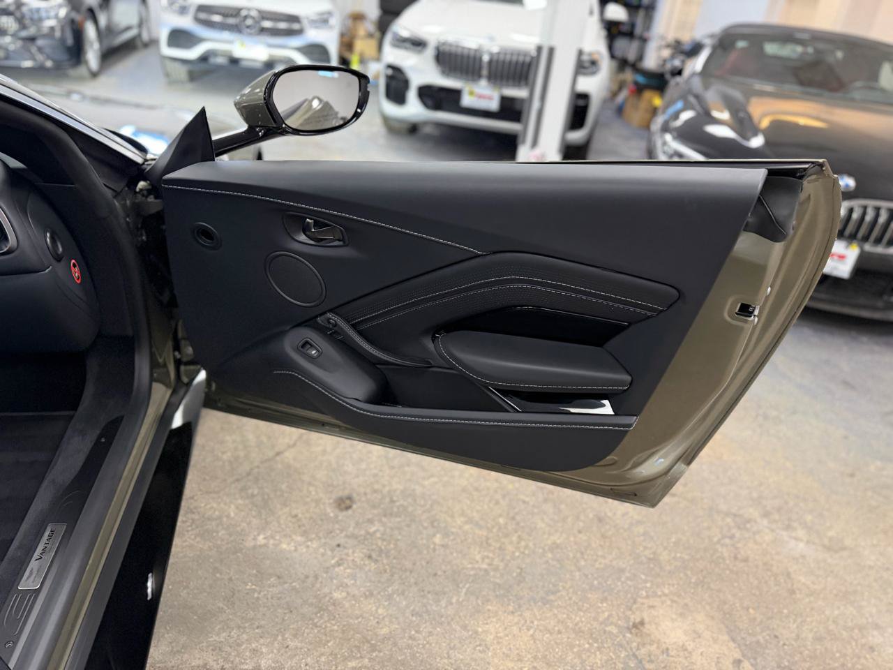 Used 2023 Aston Martin V8 Vantage Roadster RWD image 33