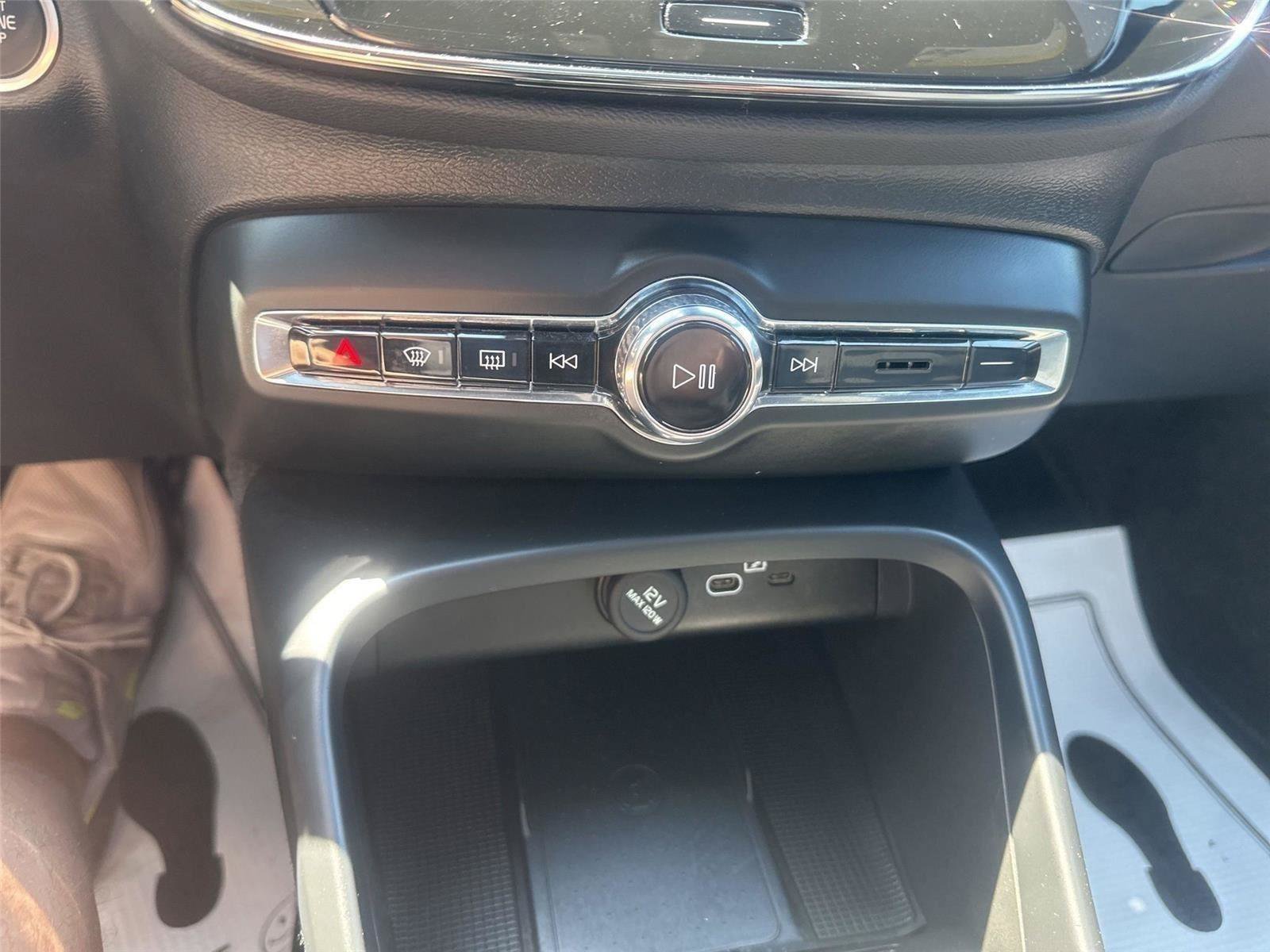 Used 2025 Volvo XC40 B5 Core AWD/4WD image 27