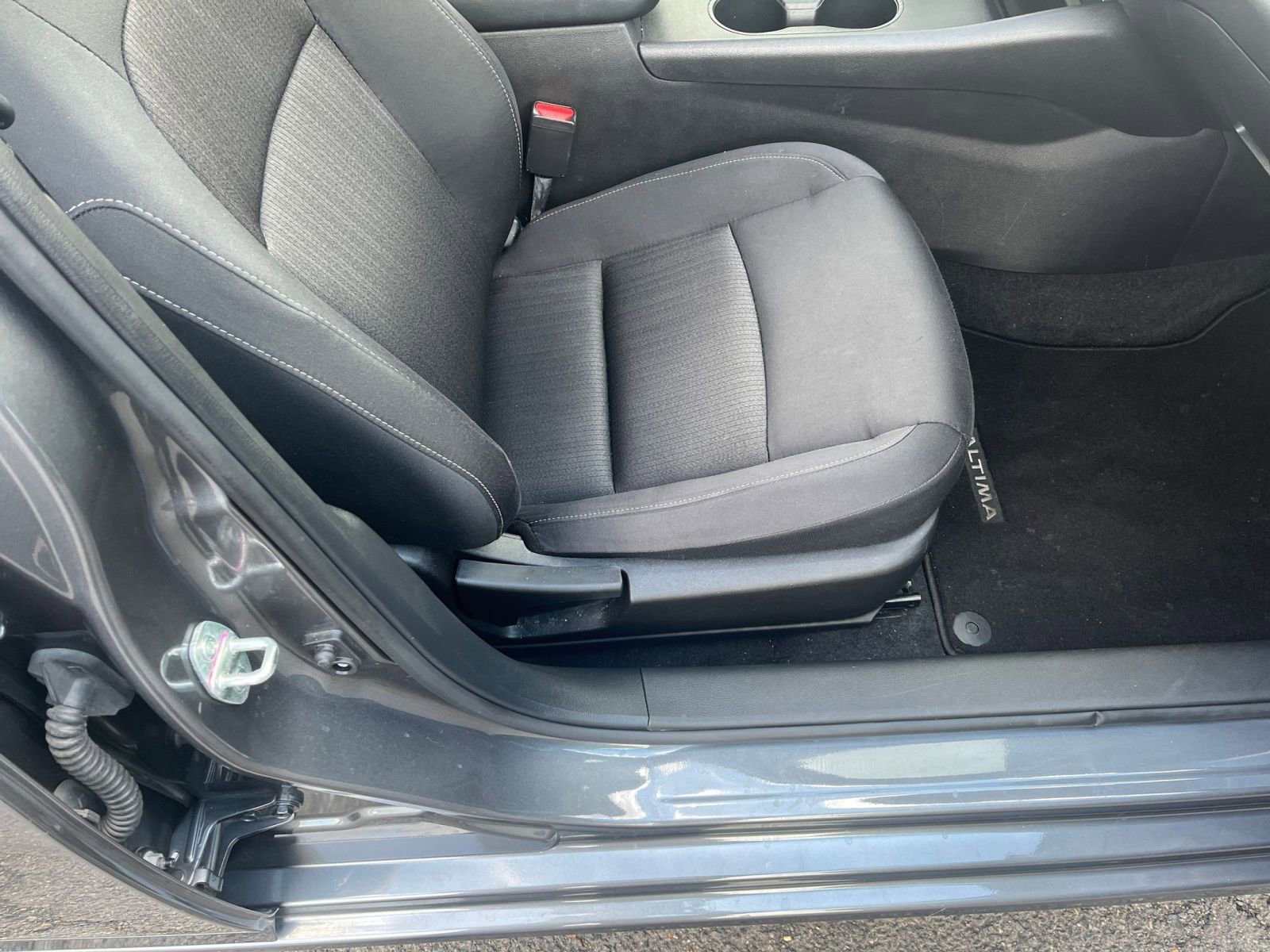 Used 2025 Nissan Altima 2.5 SV FWD image 27