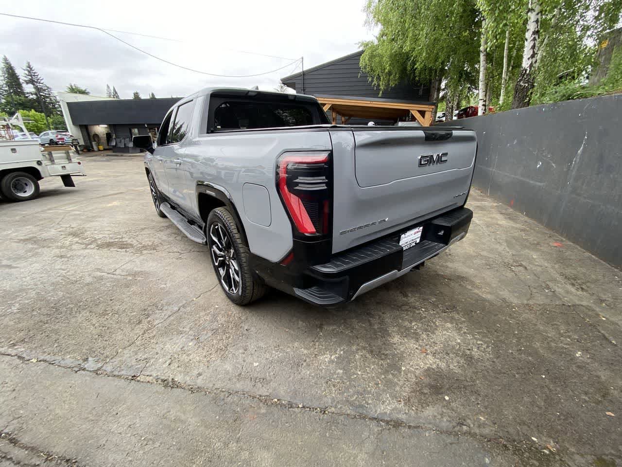 Used 2025 GMC Sierra EV Denali AWD/4WD image 4