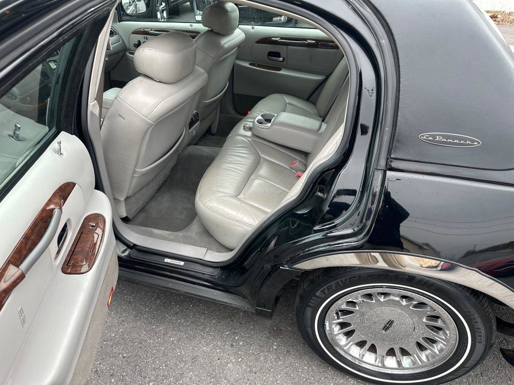 Used 2002 Lincoln Town Car Cartier RWD image 20