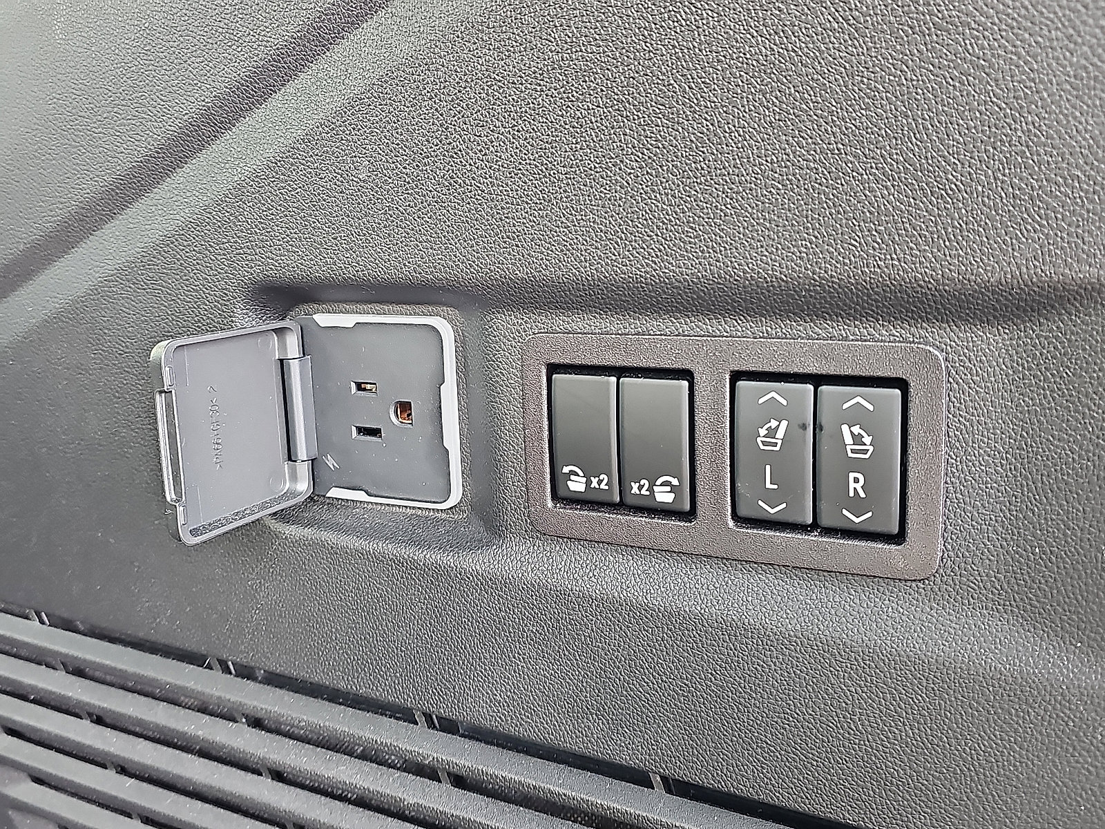 Used 2023 Chevrolet Tahoe Z71 w/ Luxury Package image 34