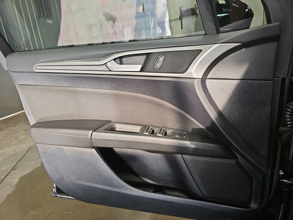 Used 2020 Ford Fusion SE FWD image 24