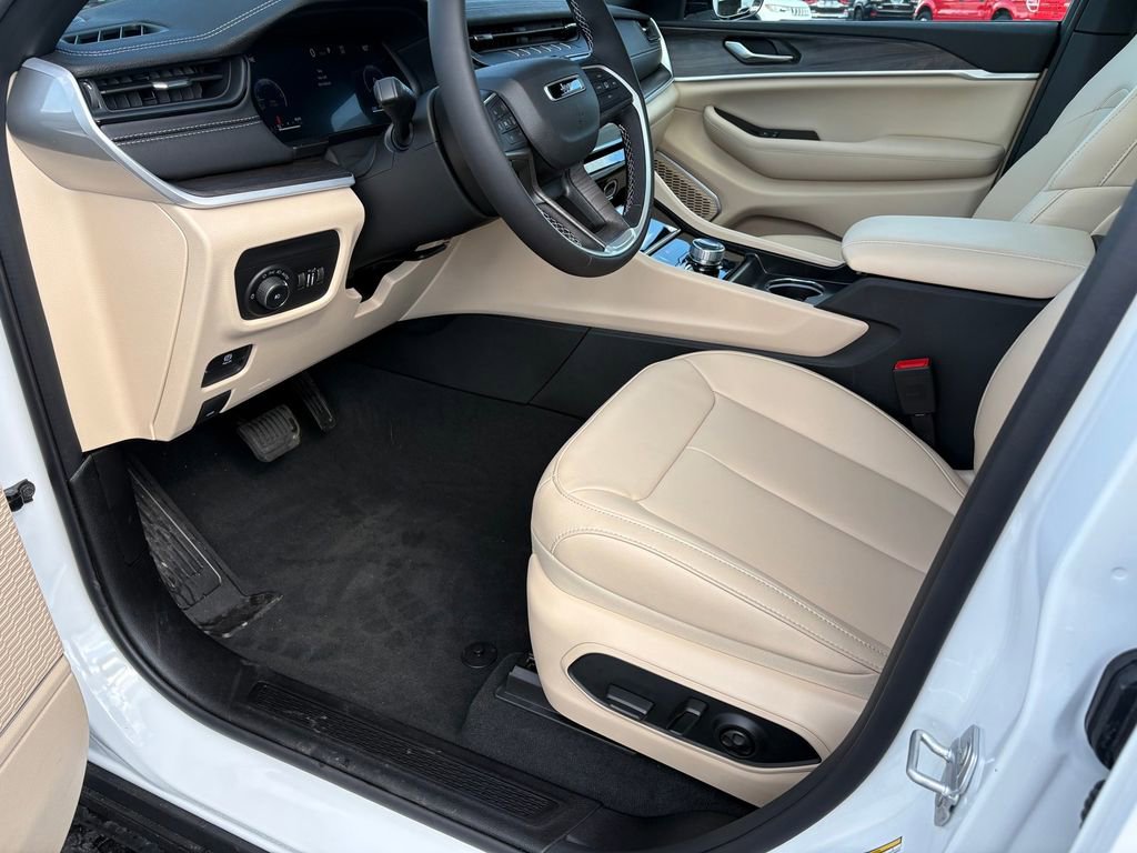 New 2026 Jeep Grand Cherokee Limited w/ Trailer Tow Package AWD/4WD image 14