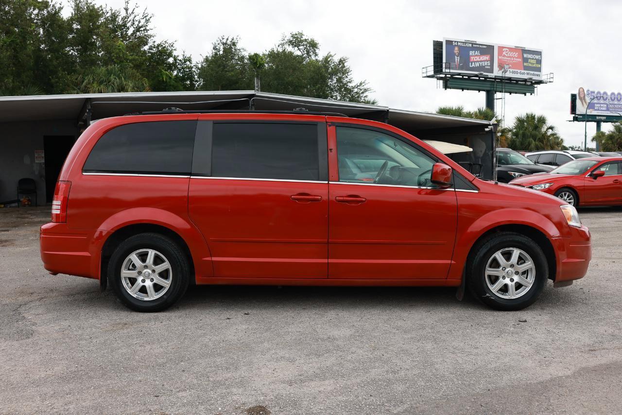 Used 2008 Chrysler Town & Country Touring w/ Entertainment Group #2 FWD image 13