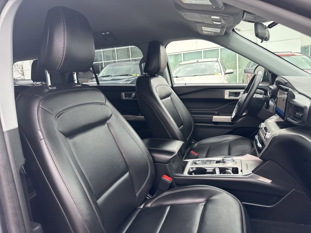 Used 2022 Ford Explorer XLT w/ Equipment Group 202A image 19