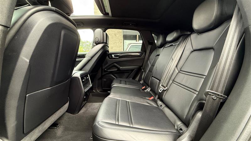 Used 2023 Porsche Cayenne w/ Premium Package image 14