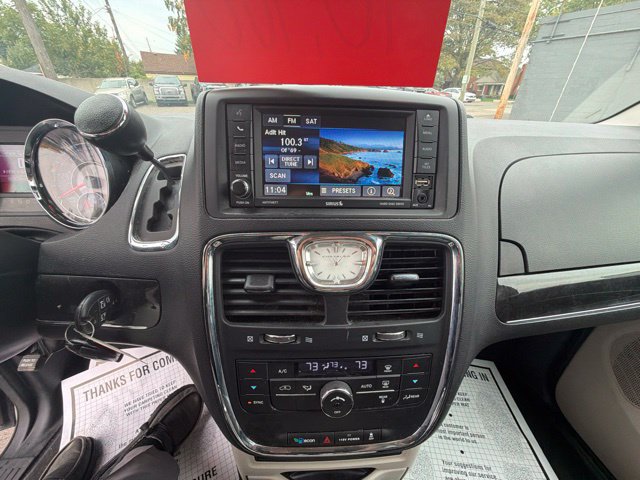 Used 2015 Chrysler Town & Country Touring FWD image 39