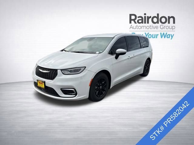 Used 2023 Chrysler Pacifica Touring-L image 3