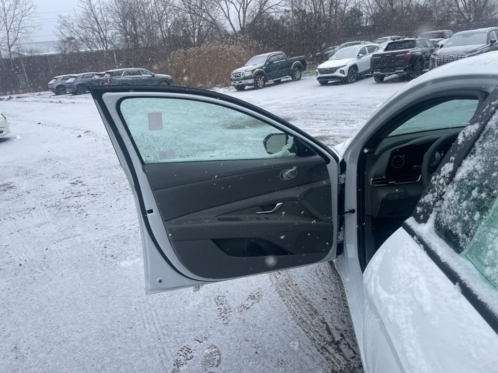 New 2024 Hyundai Elantra SEL w/ Convenience Package image 21