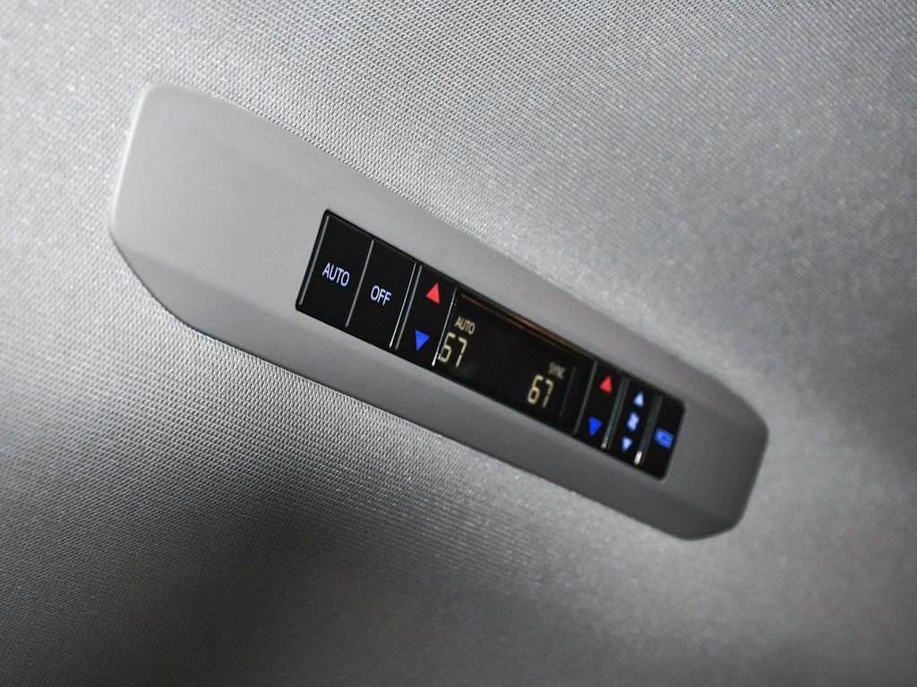 Used 2023 Toyota Sienna Limited image 48