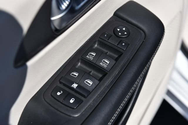 Used 2023 Chrysler Pacifica Touring-L FWD image 8