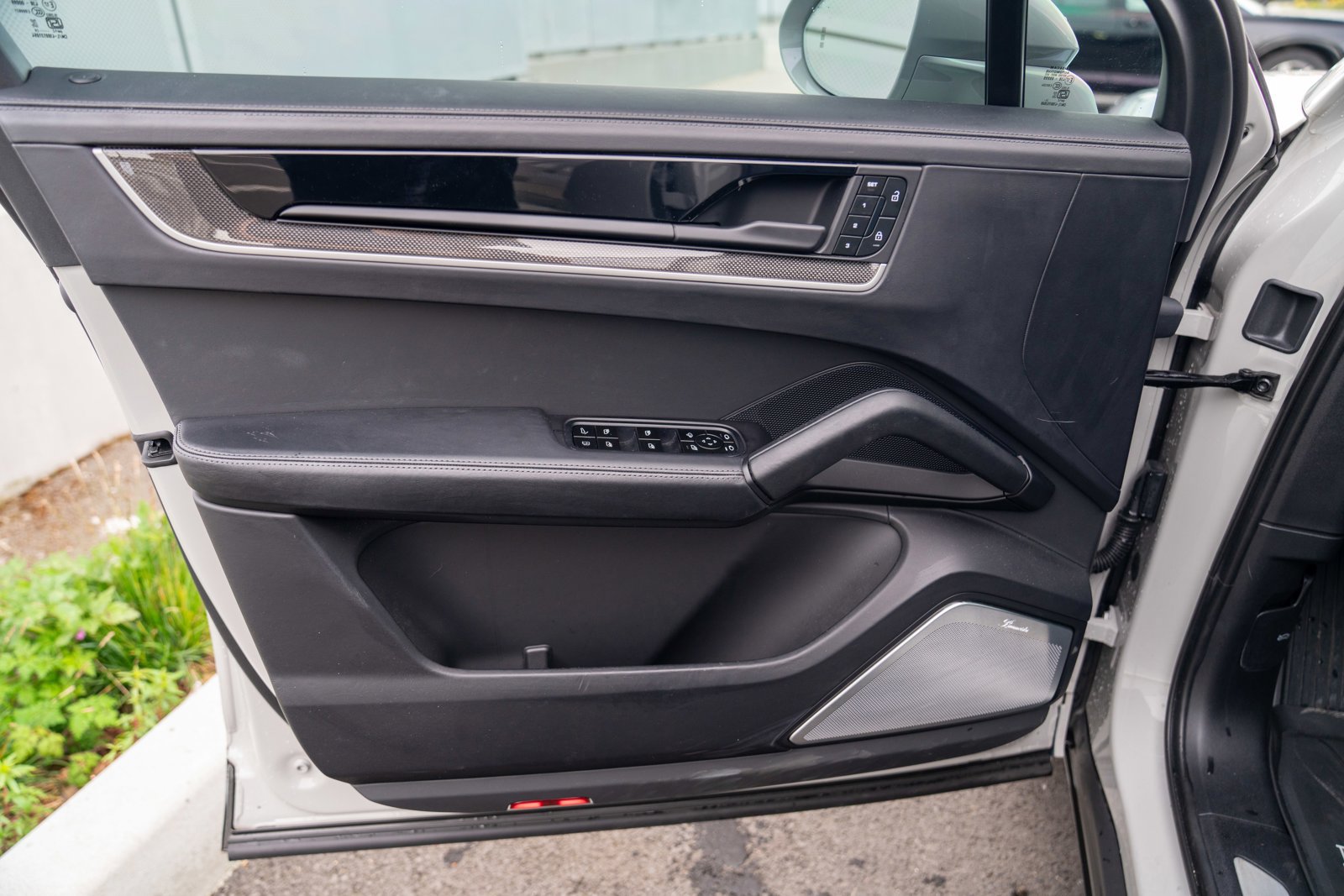 Certified 2025 Porsche Cayenne Turbo AWD/4WD image 10