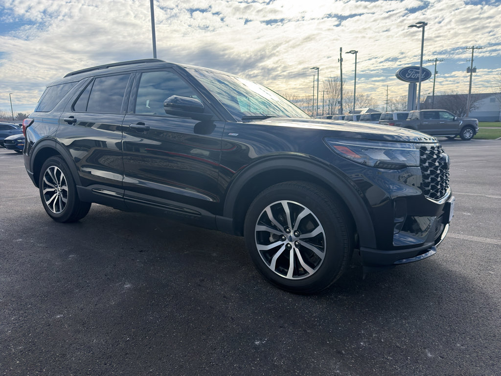 Used 2025 Ford Explorer ST-Line image 4
