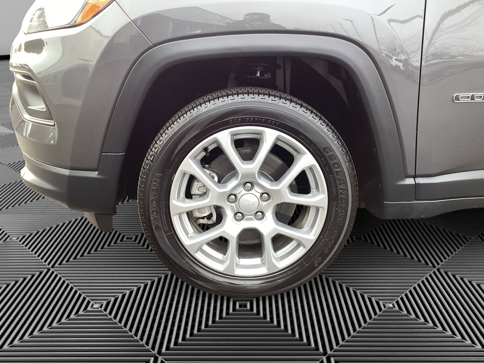 Used 2024 Jeep Compass Latitude image 14