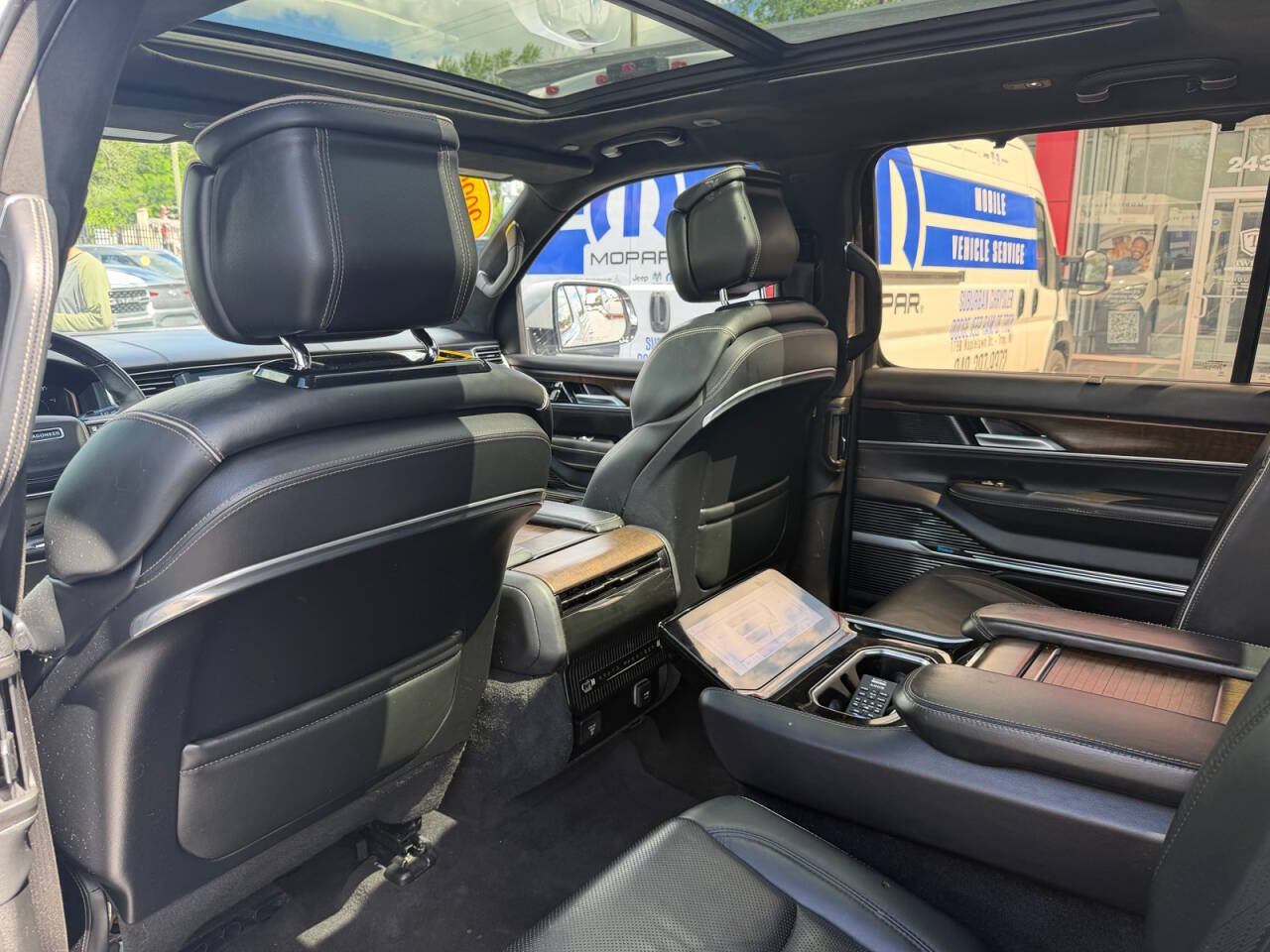 Used 2022 Jeep Grand Wagoneer Series II AWD/4WD image 23
