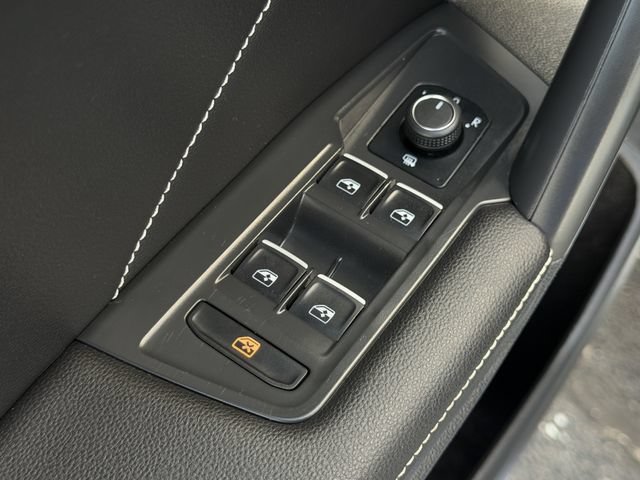 Used 2024 Volkswagen Tiguan SE R-Line FWD image 21
