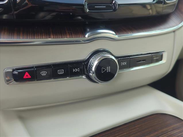 Used 2021 Volvo XC60 T5 Momentum w/ Premium Package FWD image 18