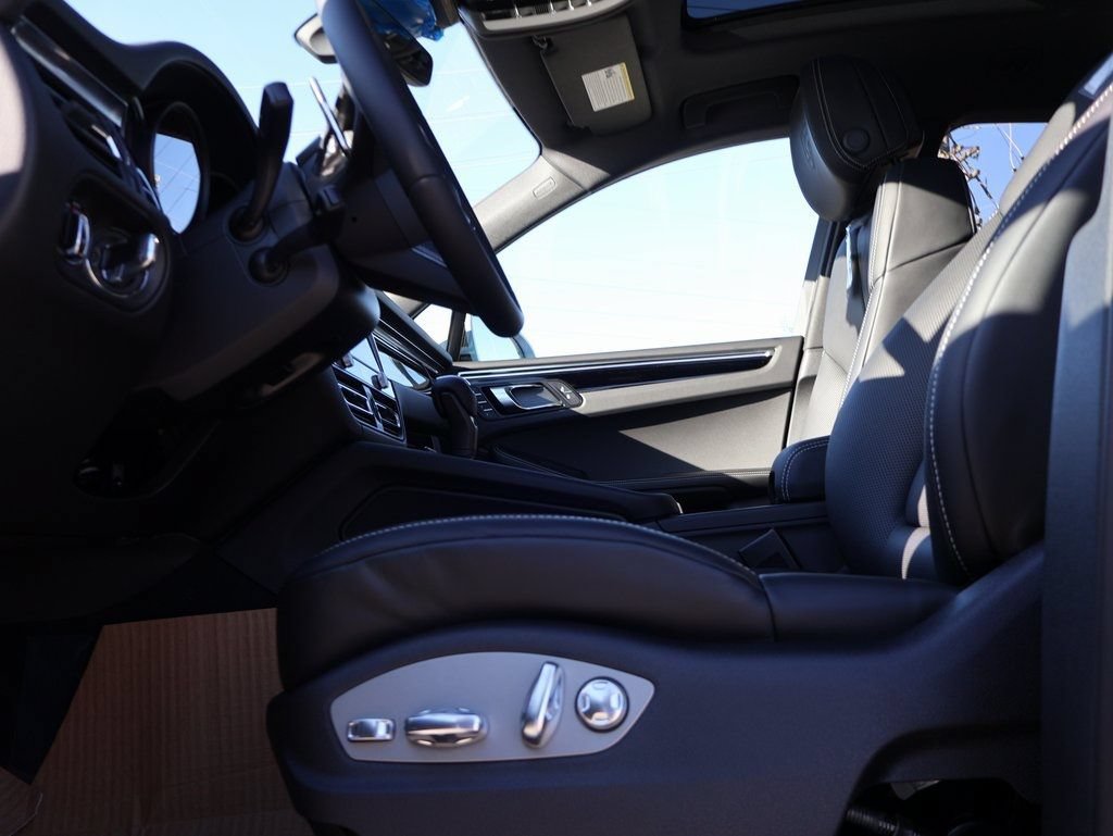 Certified 2026 Porsche Macan Turbo AWD/4WD image 36