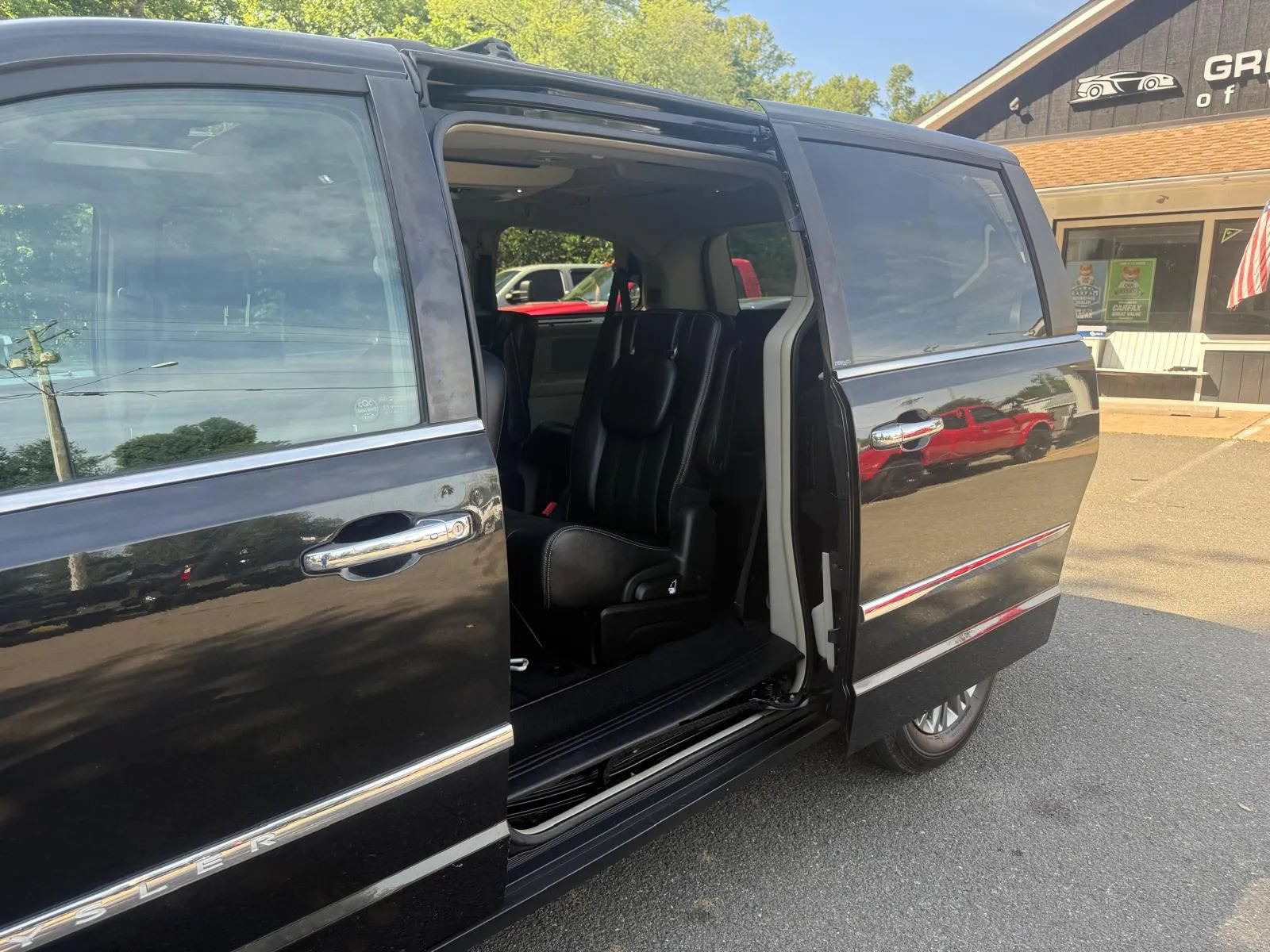 Used 2014 Chrysler Town & Country Touring-L w/ Driver Convenience Group FWD image 18