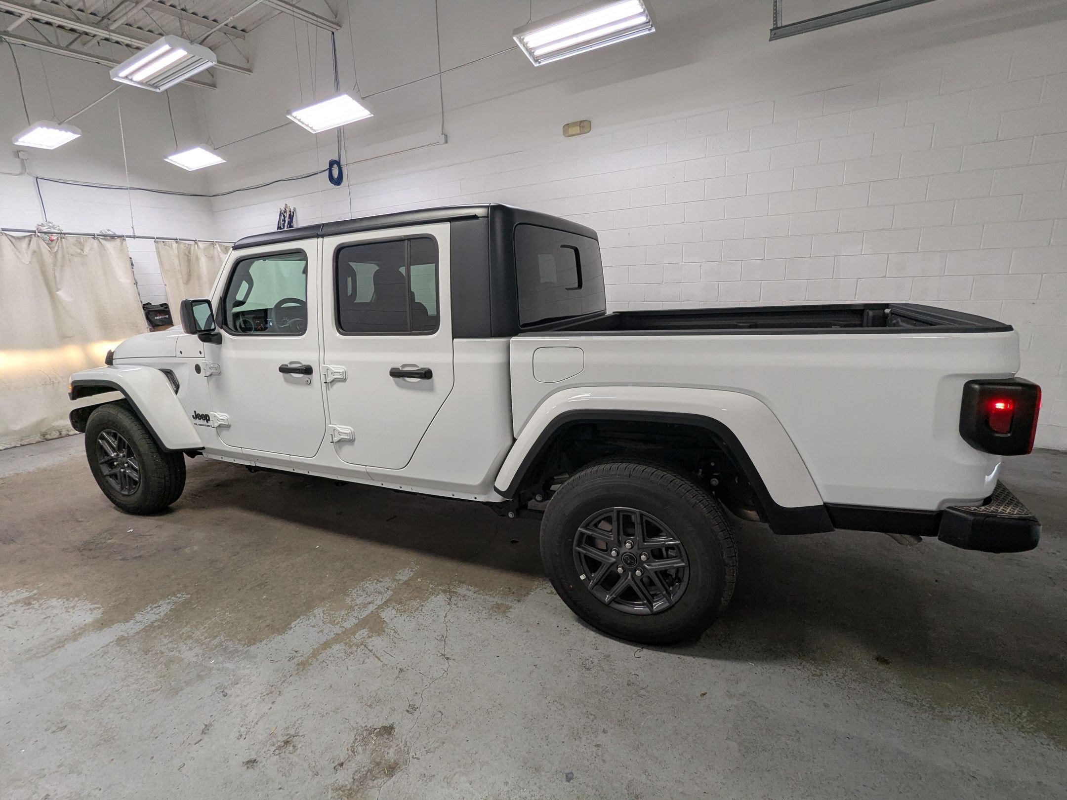 Certified 2025 Jeep Gladiator Sport AWD/4WD image 10