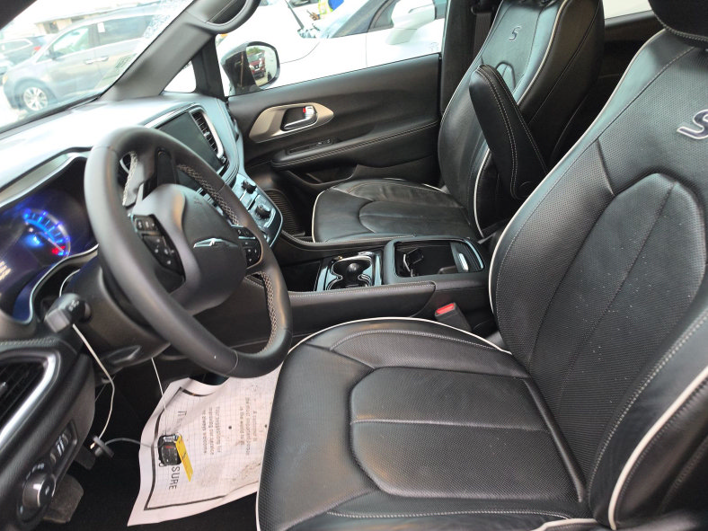 Used 2024 Chrysler Pacifica Premium FWD image 8