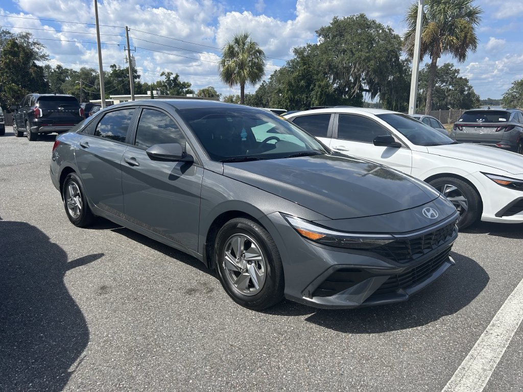 Certified 2025 Hyundai Elantra SE FWD image 1