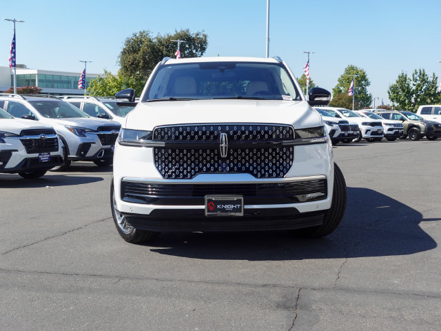 Used 2025 Lincoln Navigator Reserve AWD/4WD image 2