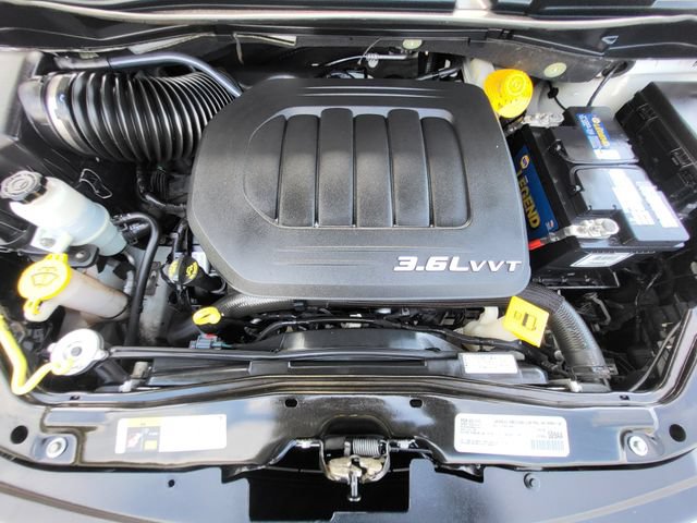 Used 2016 Chrysler Town & Country Touring FWD image 11