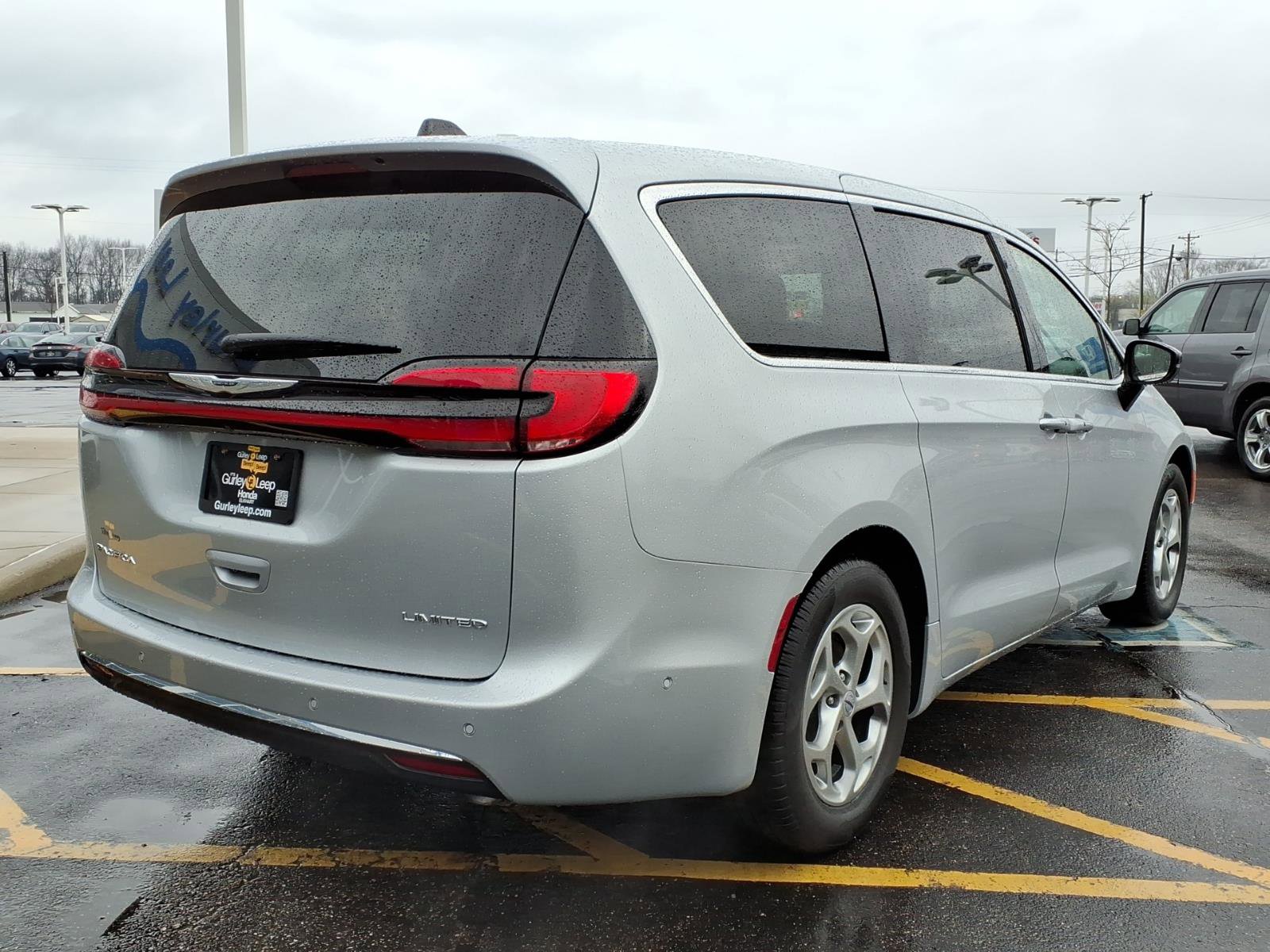 Used 2024 Chrysler Pacifica Limited image 12