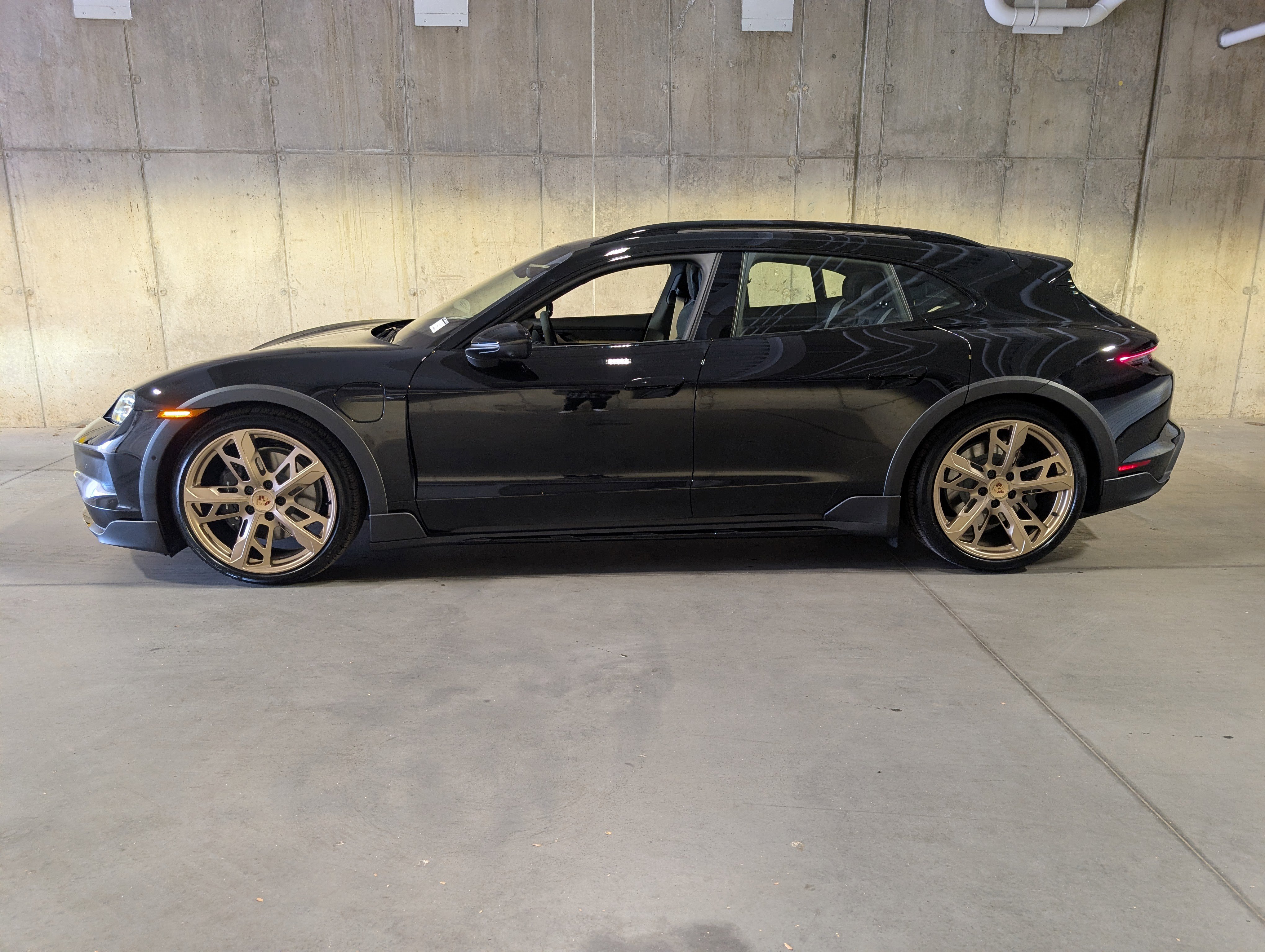 New 2026 Porsche Taycan 4 Cross Turismo image 2