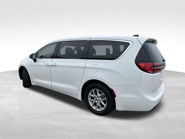 Used 2023 Chrysler Pacifica Touring-L FWD image 5